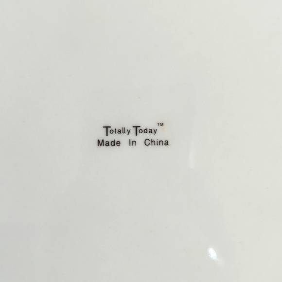 Totally Today Holly Leaf Bowl 7" Christmas Holiday - Picture 4 of 5